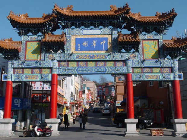Portão na entrada principal da Chinatown de Incheon, na Coreia do Sul.  (Foto: Seokyong Lee/The New York Times)