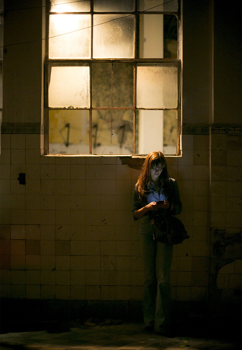 Sophie confere o celular nos bastidores de gravações da supersérie. Será mais uma notícia do filhote chegando? 😍 (Foto: Raphael Dias/Gshow)