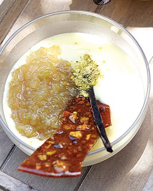 Compota de ruibarbo com creme inglês de laranja e crocantes de pistache (Foto: Rogério Voltan/Casa e Comida)