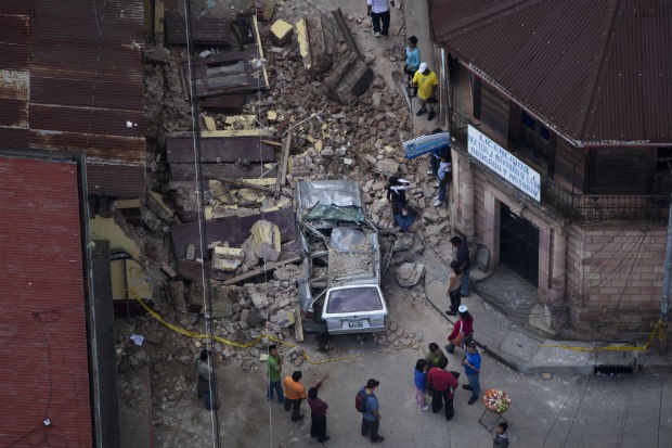 Um terremoto de magnitude 7,2 na escala Richter deixou 17 mil pessoas desabrigadas na Guatemala (Foto: Moises Castillo/AP)