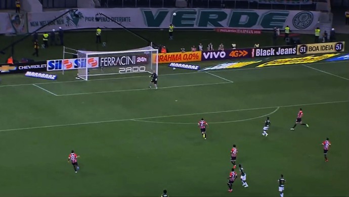 É covardia? Chutaço de Robinho concorre a 
