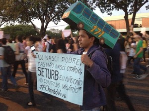 Protestante carrega chapéu de ônibus em manifestação em Palmas (Foto: Jesana de Jesus/G1)