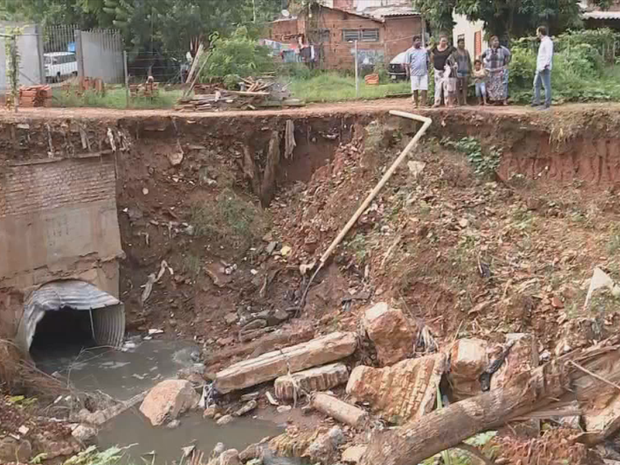 G Chuva Aumenta Cratera Aberta Ap S Rompimento De Tubula O Em