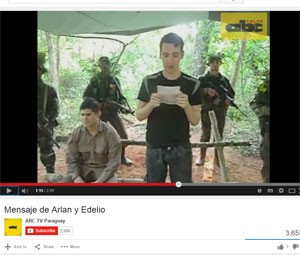 Arlan Flick lê mensagem em vídeo divulgado pelo Exército do Povo Paraguaio (Foto: Reprodução/YouTube/ABC TV Paraguay)