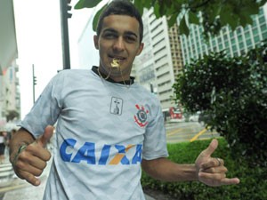 Recepcionista não deixou de lado medalha de São Jorge para ir ao trabalho (Foto: Flavio Moraes/G1)