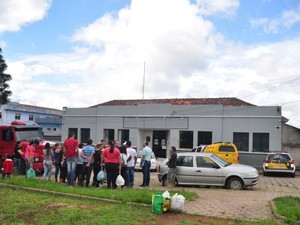 Familiares aguardavam em frente à delegacia de Piraí do Sul depois da confusão com os presos (Foto: Toninho Anhaia/Arquivo Pessoal)
