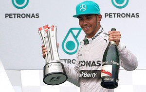 Hamilton comemoração pódio GP Malásia F1 (Foto: Reuters)