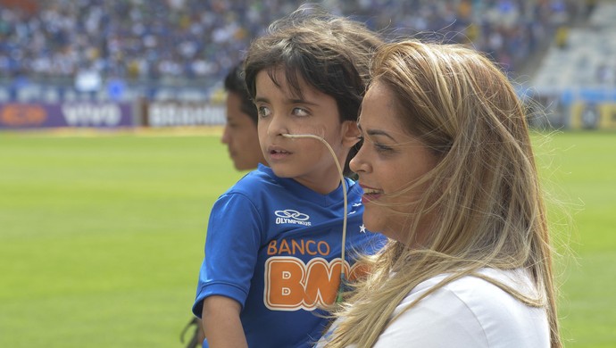 Garoto Matheus é homenageado no Mineirão antes do jogo entre Cruzeiro e Flu (Foto: Washington Alves/Light Press)