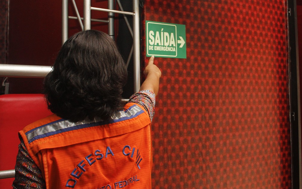 Fiscal da Defesa Civil em vistoria em casa noturna do DF (Foto: Mariana Costa/SSP)