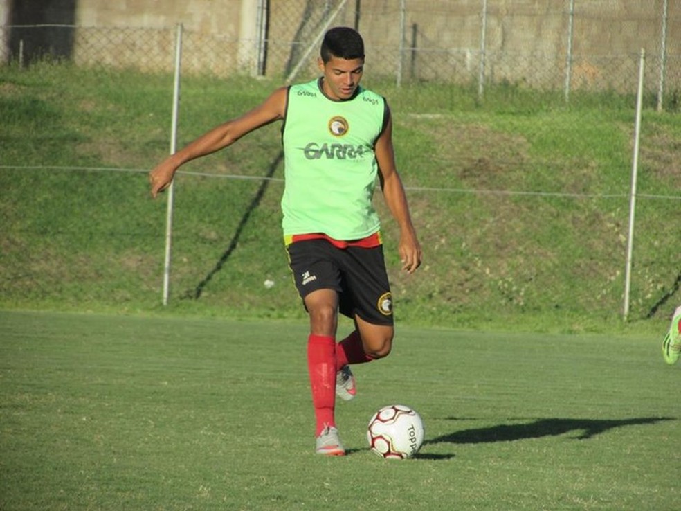 Volante João Victor comemora primeiro gol como profissional do Globo FC (Foto: Rhuan Carlos/Divulgação)