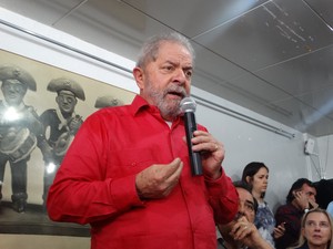 Lula falou aos jornalistas em uma coletiva de imprensa (Foto: Joalline Nascimento/G1)