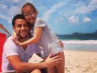 Pai coruja: Fred curte praia com a filha e posta foto em rede social