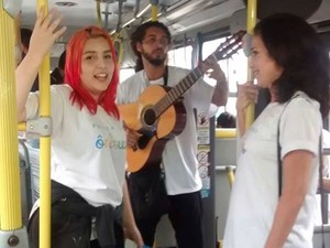 Projeto leva poesia e música para coletivos de Vitória (Foto: Divulgação/ PMV)