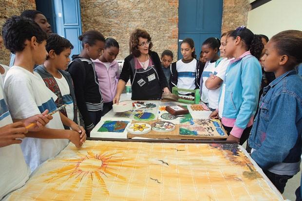 DEDICAÇÃO EXCLUSIVA Aula de artes na Escola Municipal Princesa Isabel, do  Rio de Janeiro.  Os alunos do 60 ao 90  ano têm aulas  em período integral  (Foto: Guilherme Pinto/EXTRA/Ag. O Globo)