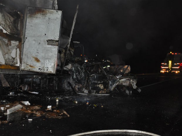 Motorista morre em acidente entre caminhão e caminhonete na rodovia Castello Branco, em Sorocaba (Foto: Júlio Leite)