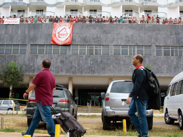 Centenas de integrantes do Movimento Resistência Popular ocupam o Hotel St. Peter, que estava desocupado há meses após ordem de despejo, na região central de Brasilia. O grupo sem-teto pede que o governo do DF volte a pagar o auxílio-aluguel (Foto: Joel Rodrigues/Frame/Estadão Conteúdo)