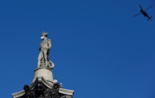 Greenpeace pôs máscara em estátua para criticar poluição em Londres (Foto: Toby Melville/Reuters) Greenpeace pôs máscara em estátua para criticar poluição em Londres (Foto: Toby Melville/Reuters)