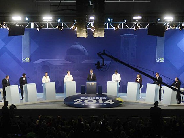 Candidatos à Presiência durante debate organizado pela CNBB em Aparecida (SP) na noite desta terça-feira (16) (Foto: Thiago Leon/Santuário Nacional)