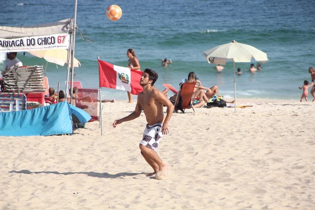 Bernardo Mesquita na praia de Ipanema (Foto: Rodrigo dos Anjos / AgNews)