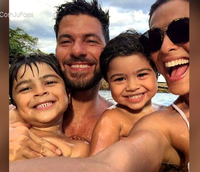 Juliana tira foto com o marido e os dois filhos (Foto: TV Globo)