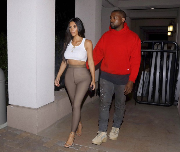 Sem sutiã, Kim Kardashian vai ao cinema com Kanye West na Califórnia