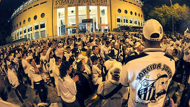torcida do Santos chegando ao Pacaembu para a final da Libertadores (Foto: Marcos Ribolli / Globoesporte.com)