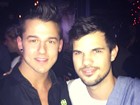 Taylor Lautner curte balada gay ao lado de modelo em Los Angeles