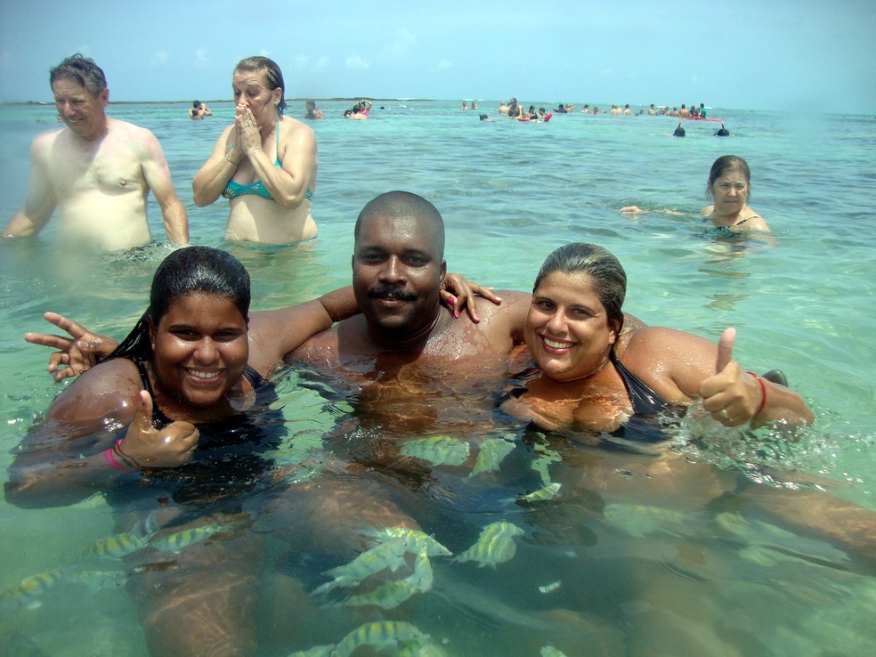 Júlia Paiva, Raphael Paiva e Monique Cleto curtem o mar de Maceió (Foto: Arquivo Pessoal)