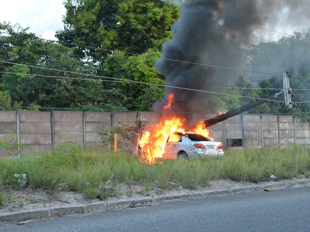 Corolla colidiu com poste e pegou fogo (Foto: Walter Paparazzo/G1)