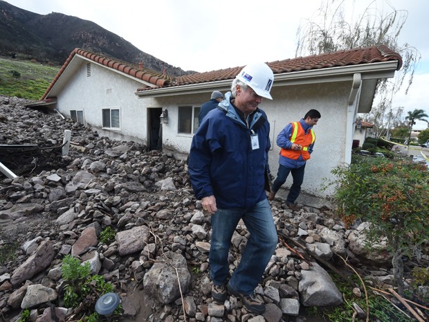 Casas danificadas por deslizamentos na região de Camarillo Springs, no condado de Ventura, na Califórnia (Foto: AFP Photo/Mark Ralston)