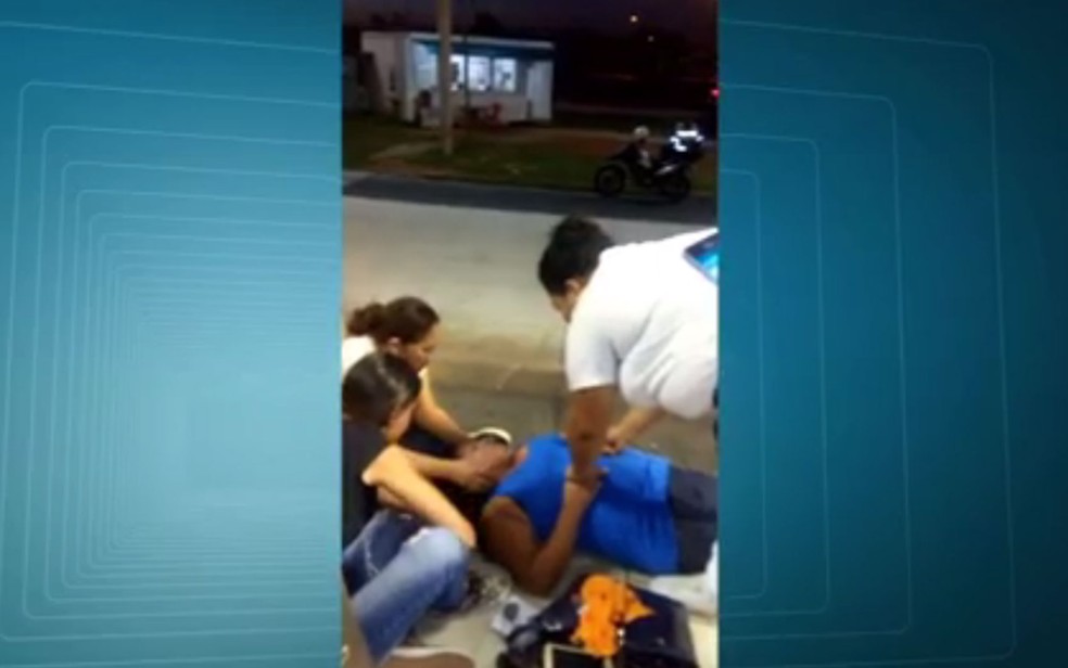 Mulher fica 1h43 esperando por atendimento deitada no chão do terminal Alvorada (Foto: Reprodução / TV Globo)