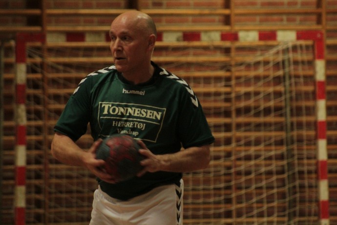 Idoso joga handebol na Dinamarca (Foto: Thierry Gozzer)