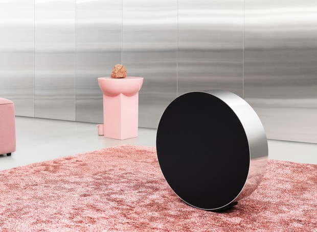Com design futurista e minimalista, o aparelho não se parece com uma caixa de som (Foto: Bang & Olufsen/ Reprodução)