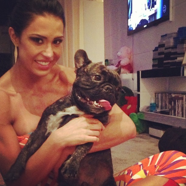 Gracyanne Barbosa com um de seus cachorros de estimação, Bruce (Foto: Instagram/ Reprodução)