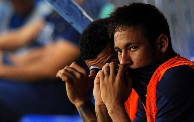 Neymar e Daniel Alves barcelona banco (Foto: AFP)