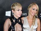 Miley Cyrus aposta em figurino ousado para ir a baile de gala
