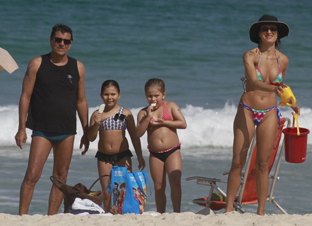 Mulher de Evandro Mesquita exibe o corpão em dia de praia com a