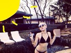 De biquíni, Miley Cyrus faz pose à beira da piscina