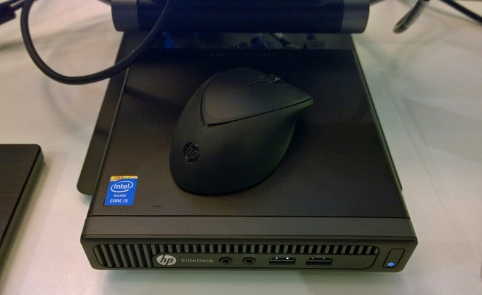 Tamanho do HP Desktop Mini em comparação com um mouse comum (Foto: Fabricio Vitorino / TechTudo) Tamanho do HP Desktop Mini em comparação com um mouse comum (Foto: Fabricio Vitorino / TechTudo)