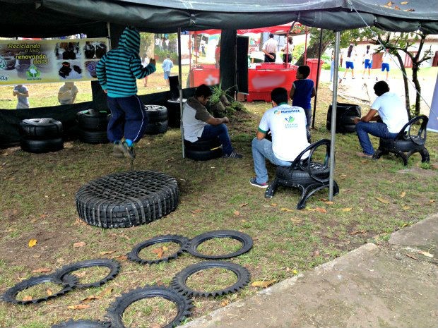 Associação cultural 'Tribo do Mato' produz pula-pulas, assentos e lixeiras a partir de pneus reciclados, em Porto Velho (Foto: Halex Frederic/G1)