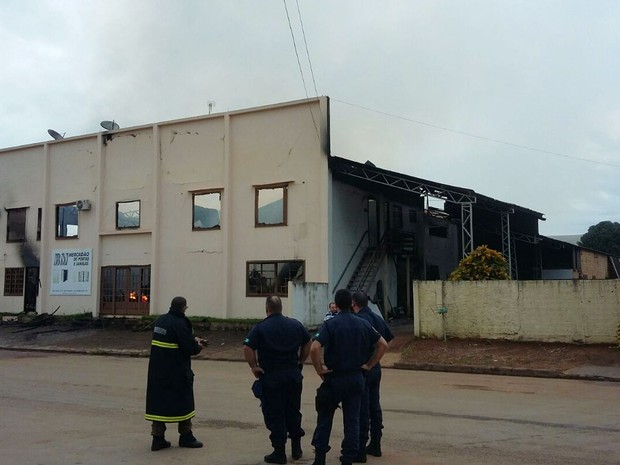Proprietários disseram que incêndio começou após curto-circuito no local (Foto: Divulgação/Corpo de Bombeiros-MT)