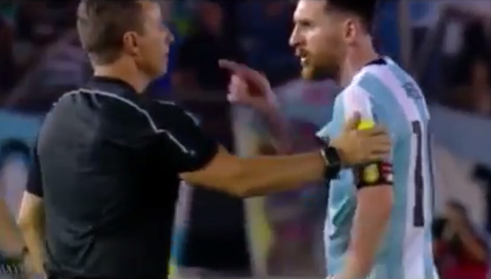 Messi é punido por xingamentos a auxiliar brasileiro (Foto: Reprodução/Youtube)
