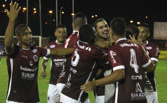 Rael Cruel comemora gol com os jogadores da Desportiva Ferroviária (Foto: Henrique Montovanelli/Desportiva Ferroviária)
