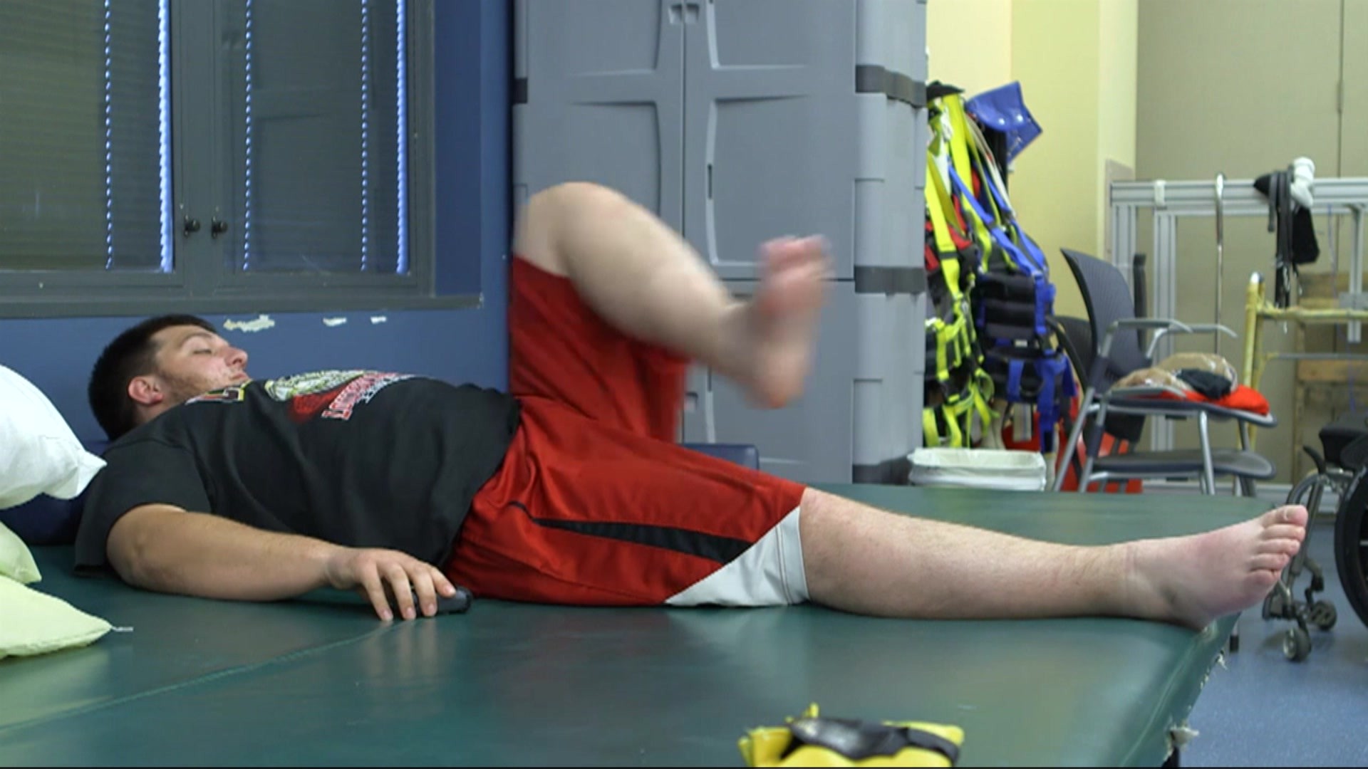 Paralítico move a perna a partir de impulsos elétricos  (Foto: Divulgação/University of Louisville/BBC)