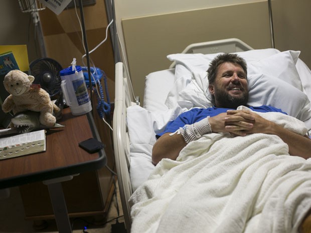 O americano Erik Norrie, 40, conversa com jornalistas enquanto se recupera no Tampa General Hospital nesta terça-feira (6), após ataque de tubarão (Foto: Will Vragovic/The Tampa Bay Times/AP)