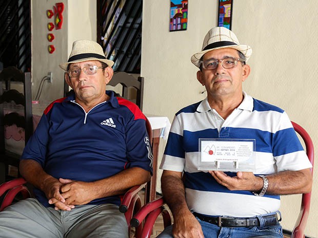 José Crisóstomo Chagas (à direita) recebeu a doação de medula óssea de seu irmão mais novo, José Jarismar de Lima (Foto: Ares Soares/Unifor)