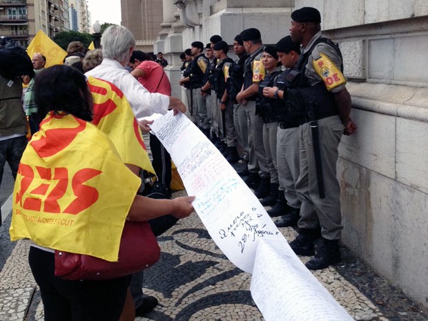 Segundo o CPERS/Sindicato, ato reuniu entre 400 e 500 professores (Foto: Luciane Kohlmann/RBS TV)