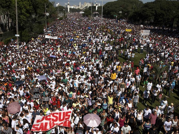 Milhares de pessoas participam da Marcha para Jesus em São Paulo (Foto: Daniel Guimarães/AFP)