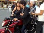 Chay Suede leva Nathalia Timberg para passeio de moto durante as gravações