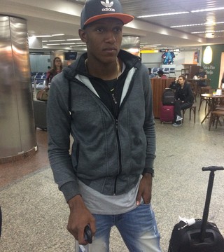 Yerry Mina, reforço do Palmeiras, chega a São Paulo (Foto: Felipe Zito)